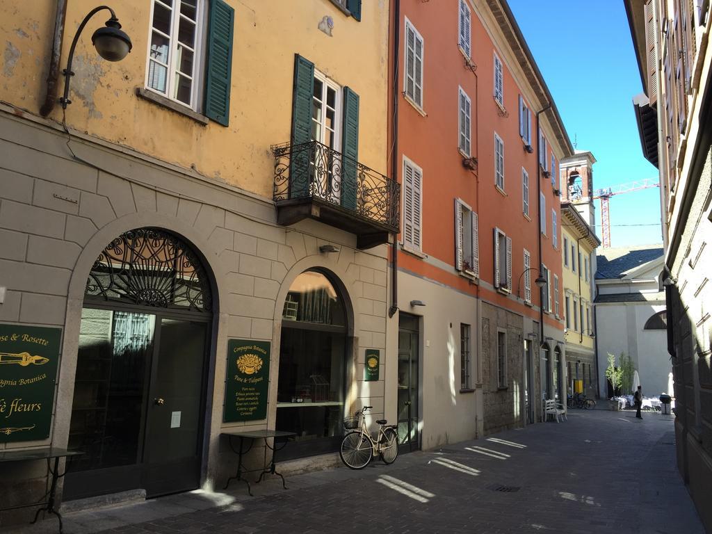 Ancient Courtyard Bonanomi In Historic Centre Como